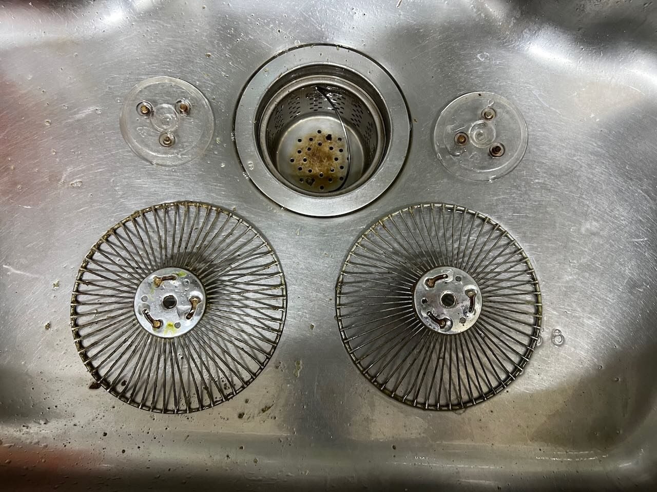 抽油煙機拆下來的護網與油杯清潔後，恢復乾淨