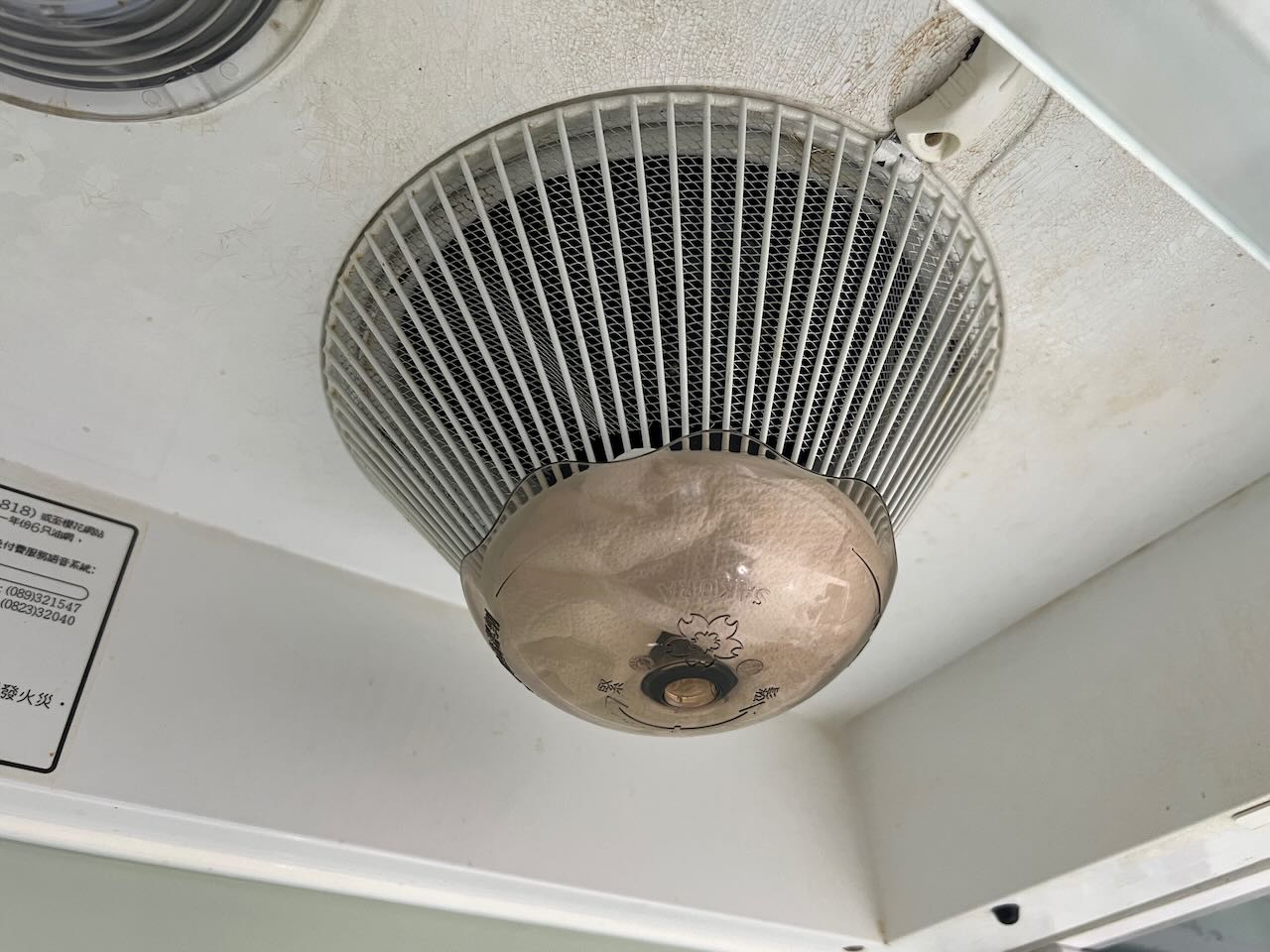 桃園平鎮區浴室排風扇清潔後，扇葉恢復潔淨透光