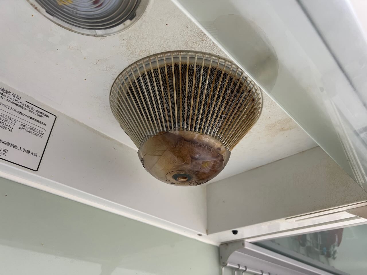 桃園平鎮區浴室排風扇清潔前，扇葉與濾網佈滿厚重灰塵油垢