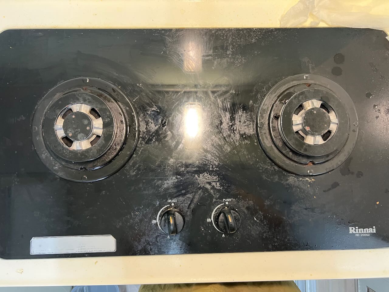 桃園平鎮區瓦斯爐清潔前，爐頭與爐架佈滿油垢與碳化髒污