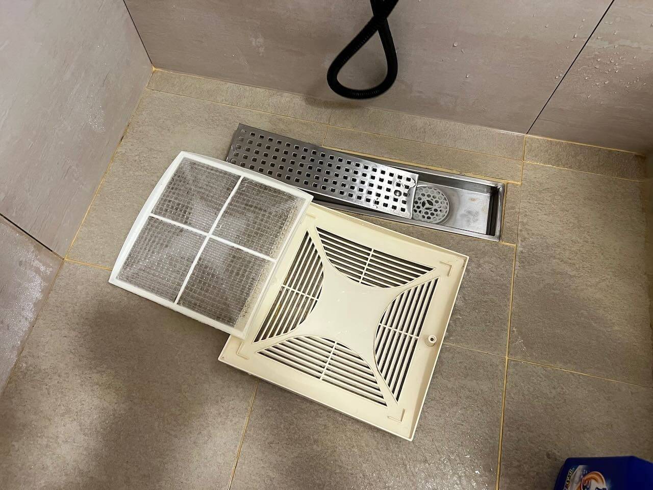 桃園中壢浴室排風扇濾網清潔後，恢復潔淨透光