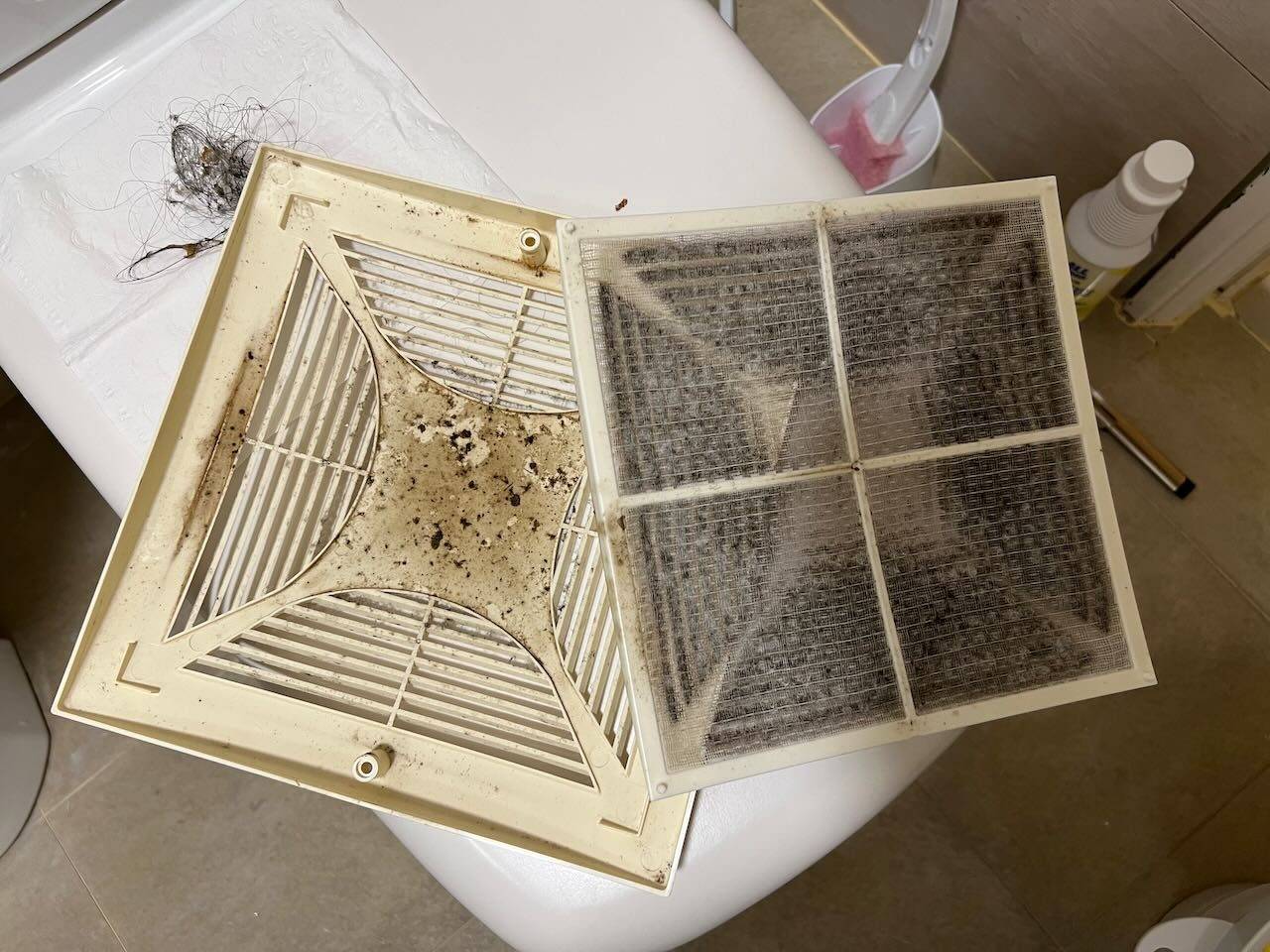 桃園中壢浴室排風扇濾網清潔前，佈滿黑色髒污與粉塵